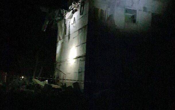 Оккупанты ударили ракетами по многоэтажке в Харьковской области