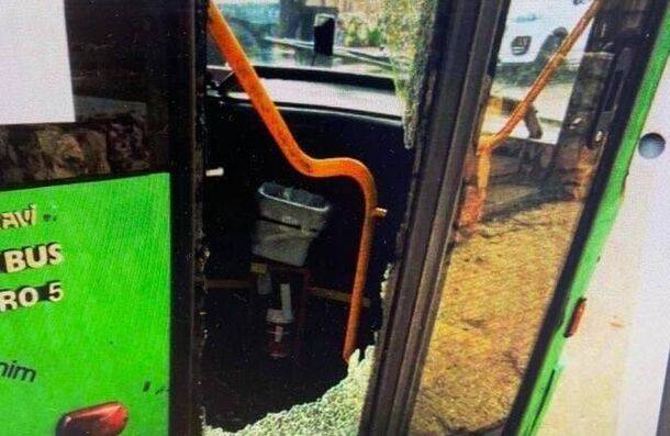 Житель Восточного Иерусалима сломал стеклянную дверь автобуса и избил водителя