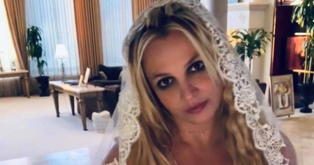 Бритни Спирс в ночной сорочке и фате заявила, что вышла замуж сама за себя