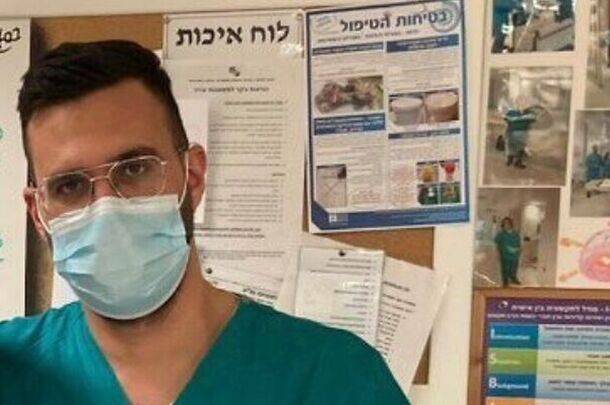 Больница намерена уволить врача, утверждая, что он похвалил террориста и принес ему угощение