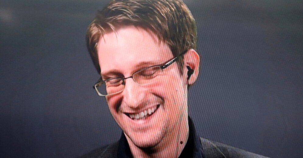Сноуден получил паспорт гражданина России