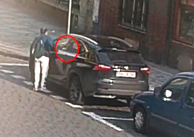 В Праге очевидцы не позволили вору украсть вещи из машины: видео