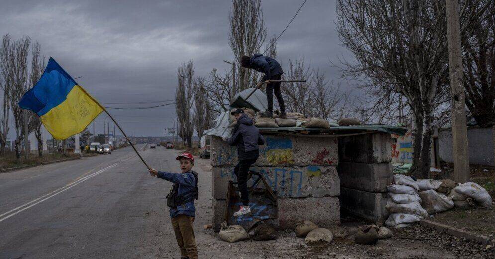 "Тела родителей лежали на улице не один день". Как война в Украине оставляет сиротами тысячи детей