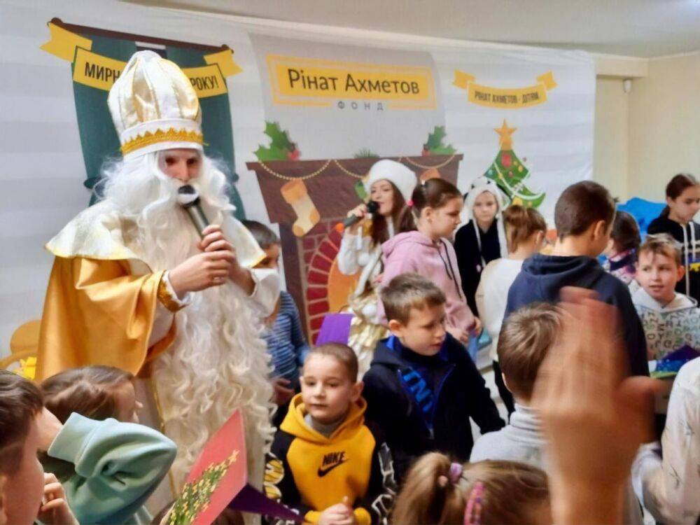 Фонд Рината Ахметова провел новогодний праздник детям-мариупольцам в Запорожье