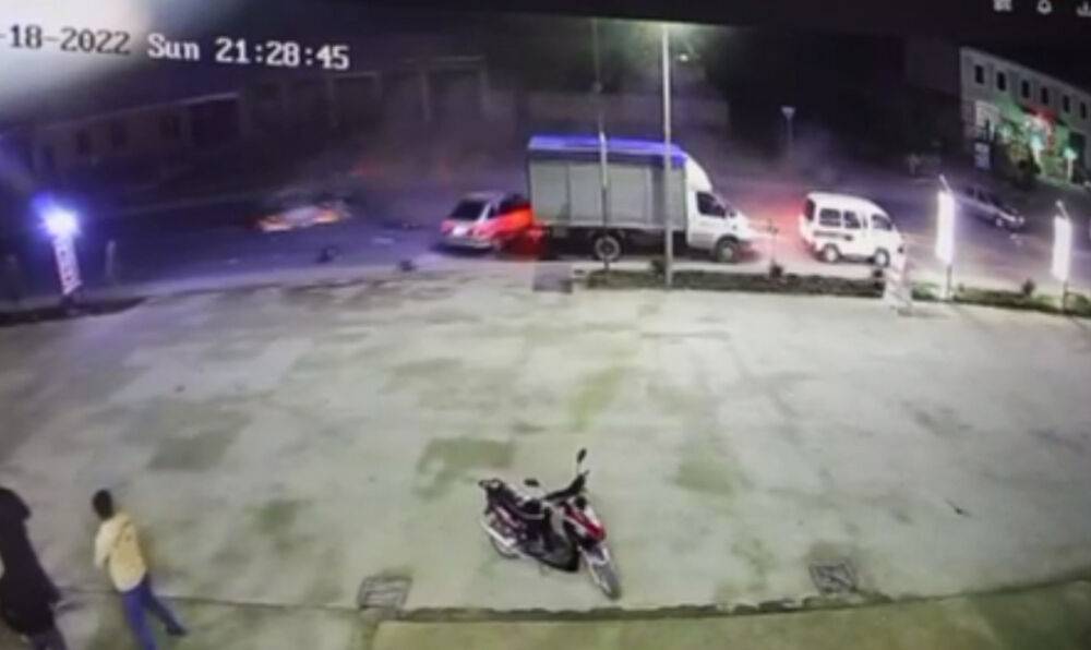 В Самаркандской области из-за водителя на "Дамасе", проехавшего на красный свет, погиб человек. Видео