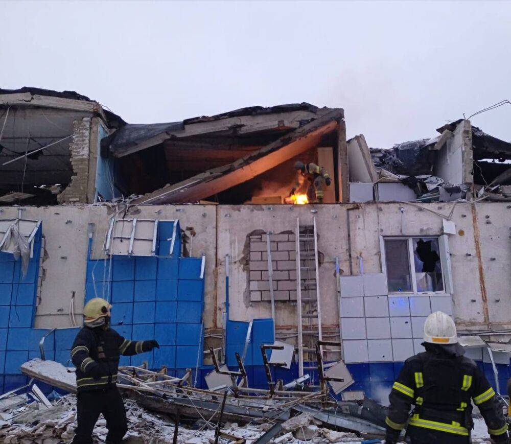 На Харьковщине из-за обстрелов горели админздание и энергетический объект
