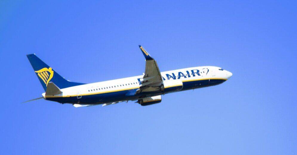Пьяный пассажир устроил дебош в самолете Ryanair, летевшем в Испанию: пилот совершил экстренную посадку в Варшаве