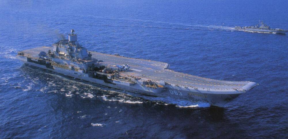 В Мурманске загорелся крейсер-авианосец "Адмирал Кузнецов", пожар потушили – росСМИ