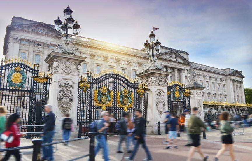 Неизвестный устроил пожар у ворот Букингемского дворца в Лондоне