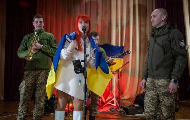 Беременная Тарабарова дала концерт для украинских военнослужащих