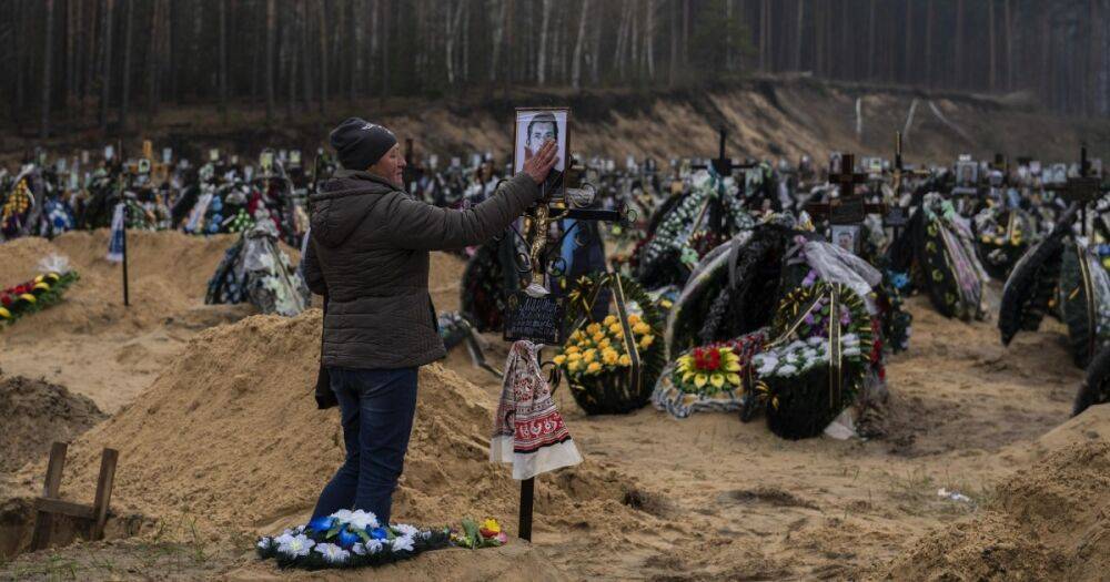 В Мариуполе нашли более 10 тысяч новых могил: ВС РФ роют новые траншеи (фото)