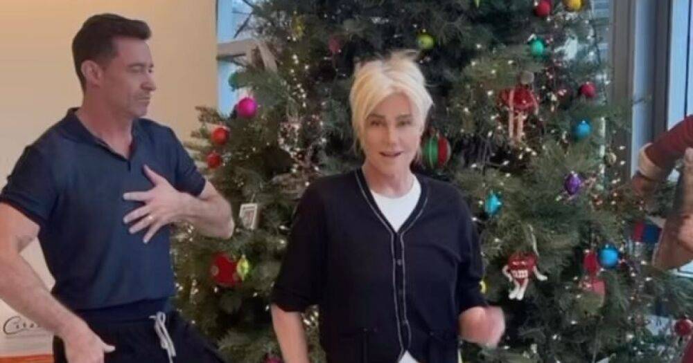 Хью Джекман с женой устроили танцы под елкой на фоне Райана Рейнольдса (видео)