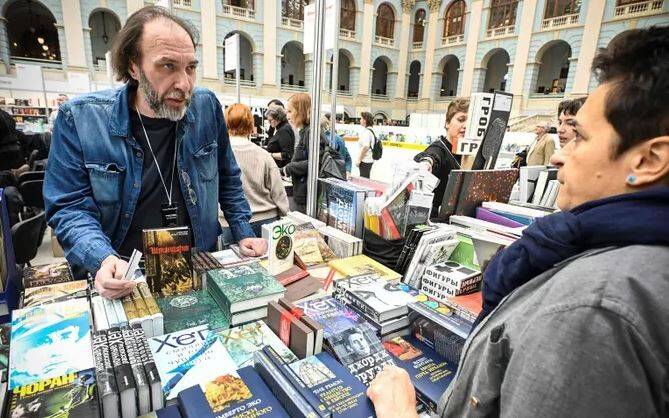 Из-за закона об ЛГБТ из московских библиотек уберут книги Харуки Мураками, Эдуарда Лимонова