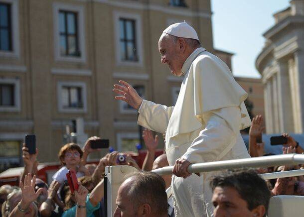 Папа Римский на Рождество призвал помогать тем, кто страдает от войны и бедности