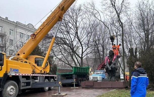 В Днепре снесли памятники Горькому и Чкалову