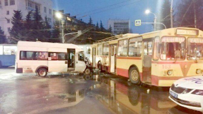 В Йошкар-Оле столкнулись троллейбус и пассажирский микроавтобус, пострадали 14 человек