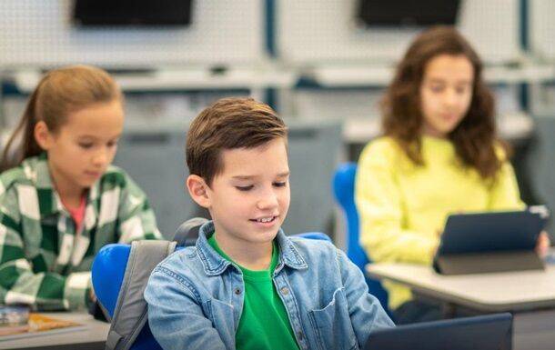 Тысячи украинских школьников получат iPad для учебы