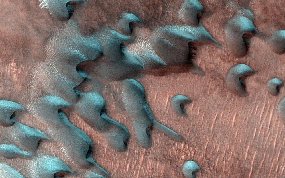 Вчені показали, як виглядає зима на засніженому Марсі - чарівні фото та відео