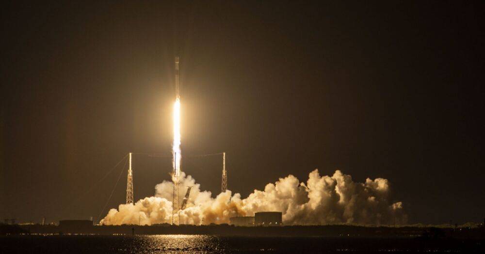SpaceX запустила первую партию уникальных спутников Starlink (фото, видео)