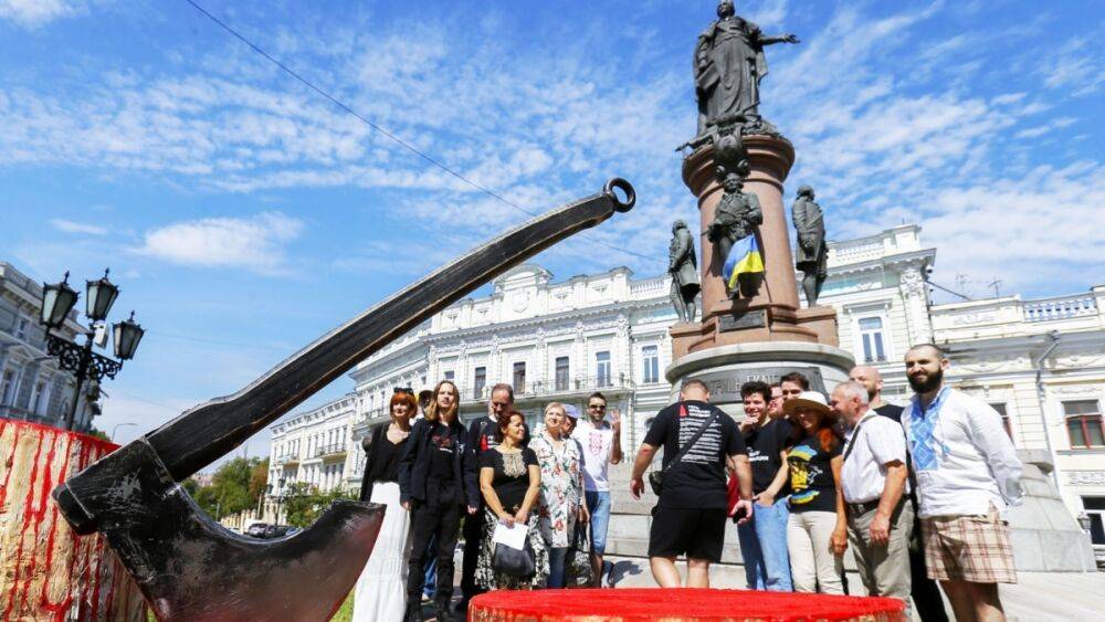 В Одессе начали демонтаж памятника Екатерине II