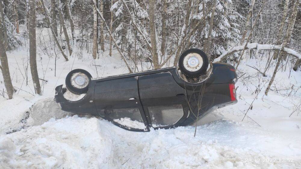 Пожилой водитель не справился с управлением автомобилем в Тверской области