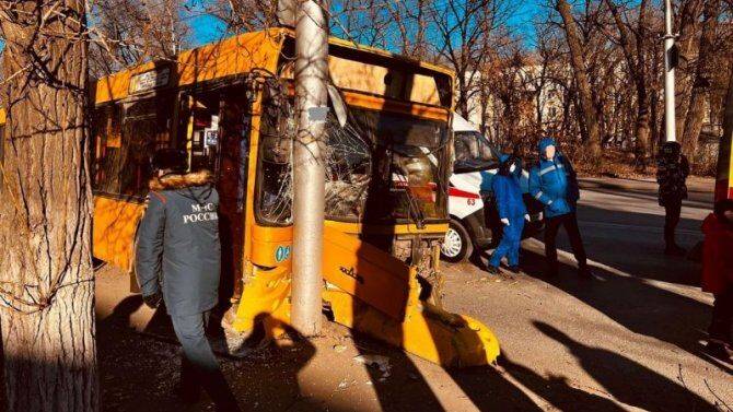 В Саратове автобус врезался в столб, пострадали пассажиры