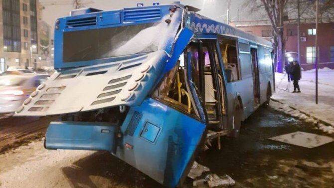 Автобус врезался в столб на Люблинской улице в Москве, пострадали 13 пассажиров, среди них 5 детей