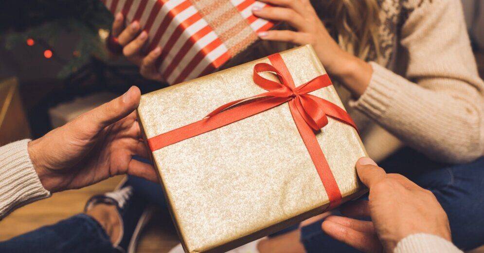 Опрос: каждый третий житель Латвии заранее откладывает деньги на новогодние подарки