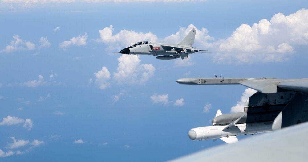 Китайский истребитель чуть не столкнулся с американским военным самолетом (видео)