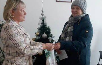 В России матери ликвидированного оккупанта вручили пакет с мандаринами и открытку