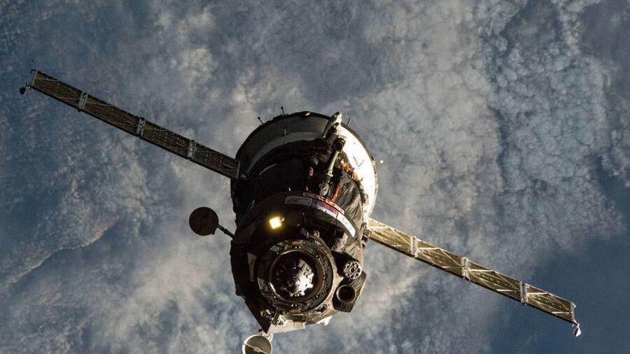 Опасный нагрев: Кто пробил дырку в российском "Союзе" на МКС и когда будут спускать людей с орбиты