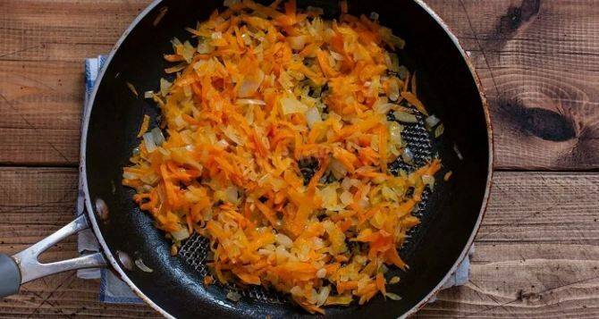 Правильно ли вы делаете зажарку: что первое жарить — морковь или лук