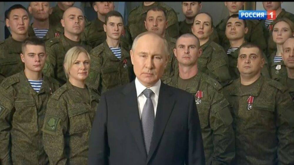 Путин записал новогоднее обращение на фоне военных