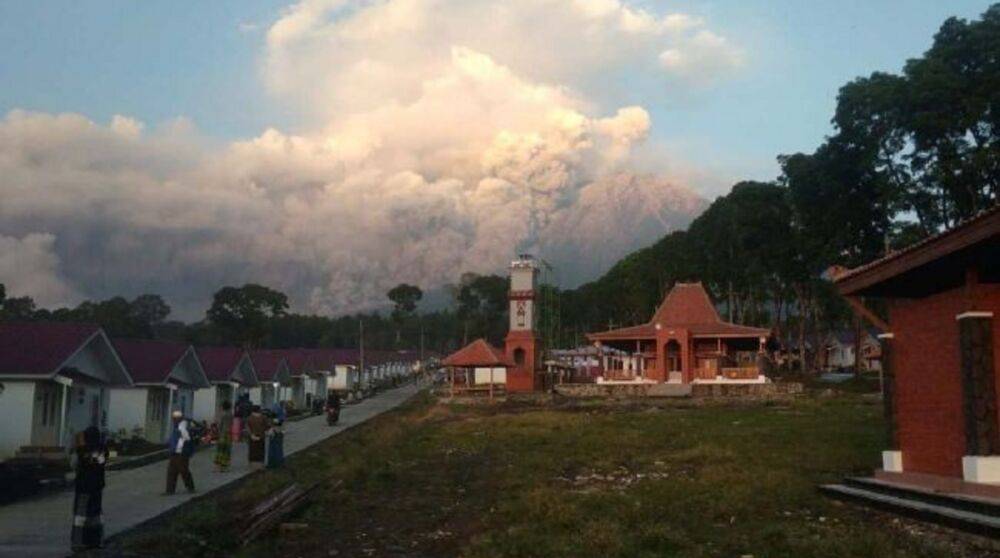 На острове Ява активизировался самый высокий вулкан в Индонезии, началась эвакуация