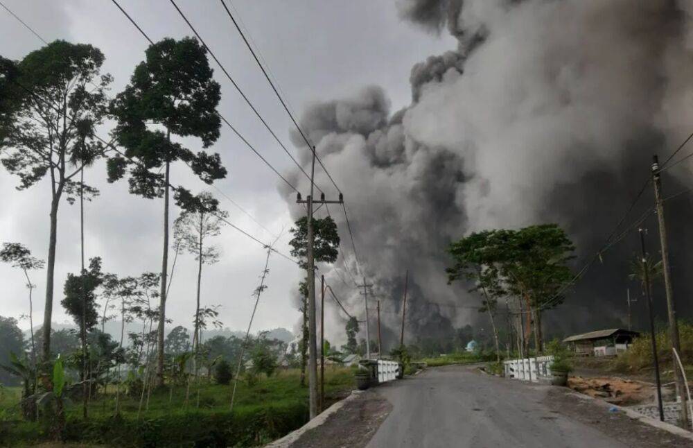 На острові Ява в Індонезії прокинувся вулкан Семеру: сотні людей евакуйовано