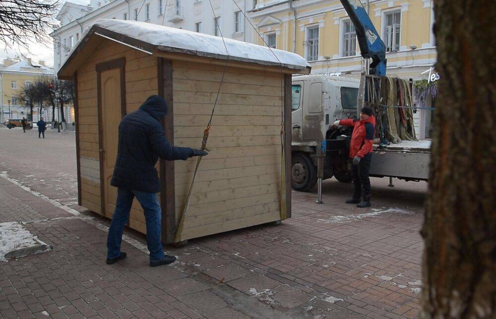 В Твери начали устанавливать домики для Рождественской ярмарки