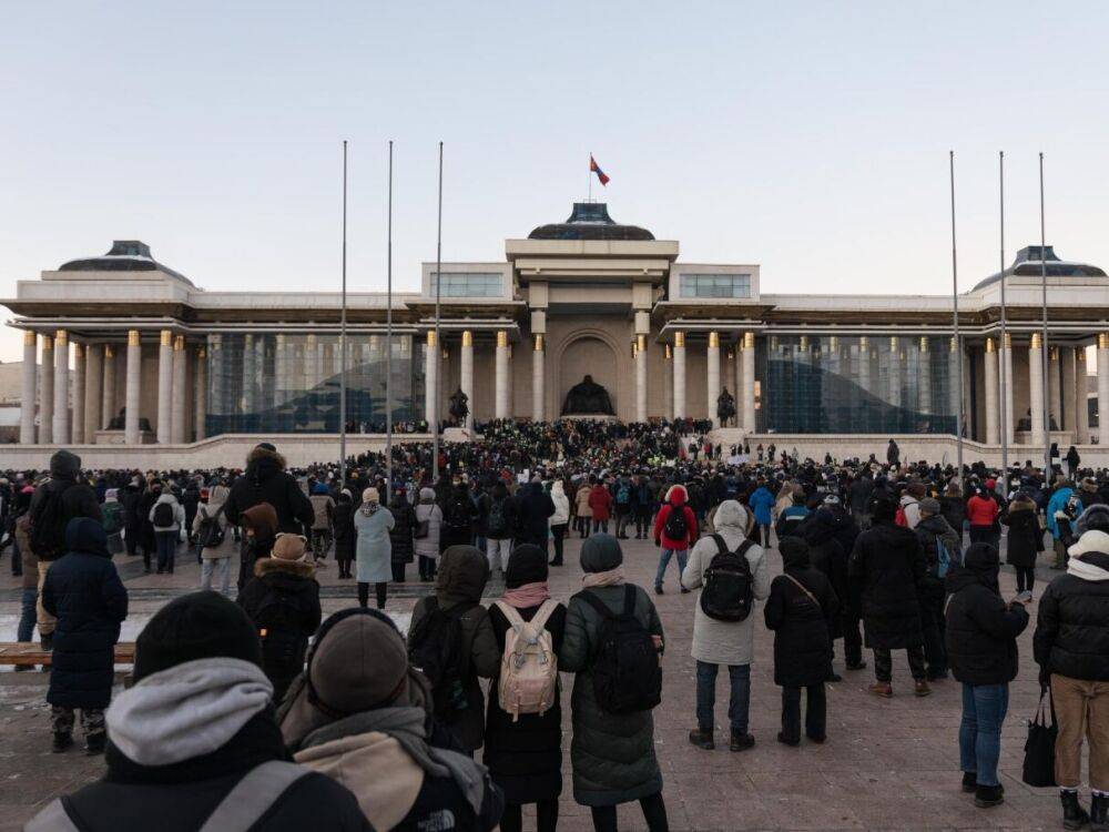 В Монголии прошли массовые акции протеста. Протествующие штурмовали Дворец правительства