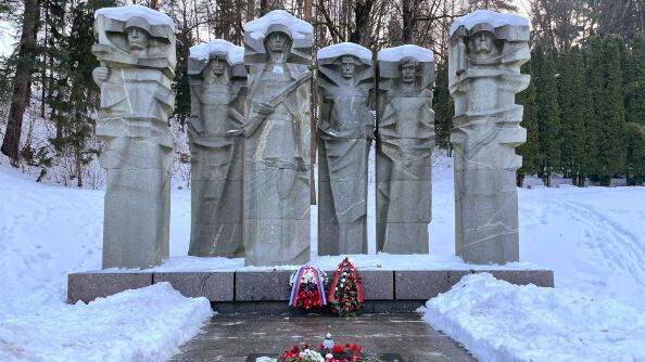 Невзирая на предупреждения Комитета ООН в Вильнюсе демонтируют скульптуры советских воинов