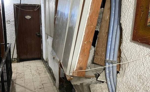 Холон: жильцов 16-ти квартирного дома эвакуировали из-за рухнувшего перекрытия
