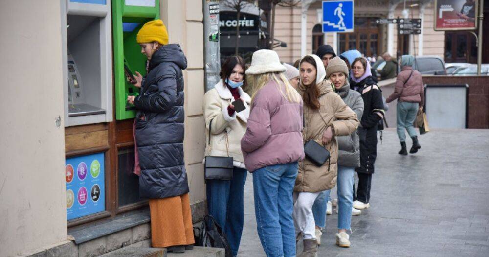 Украинцам могут отменить комиссию за снятие денег в банкомате: НБУ назвал условие