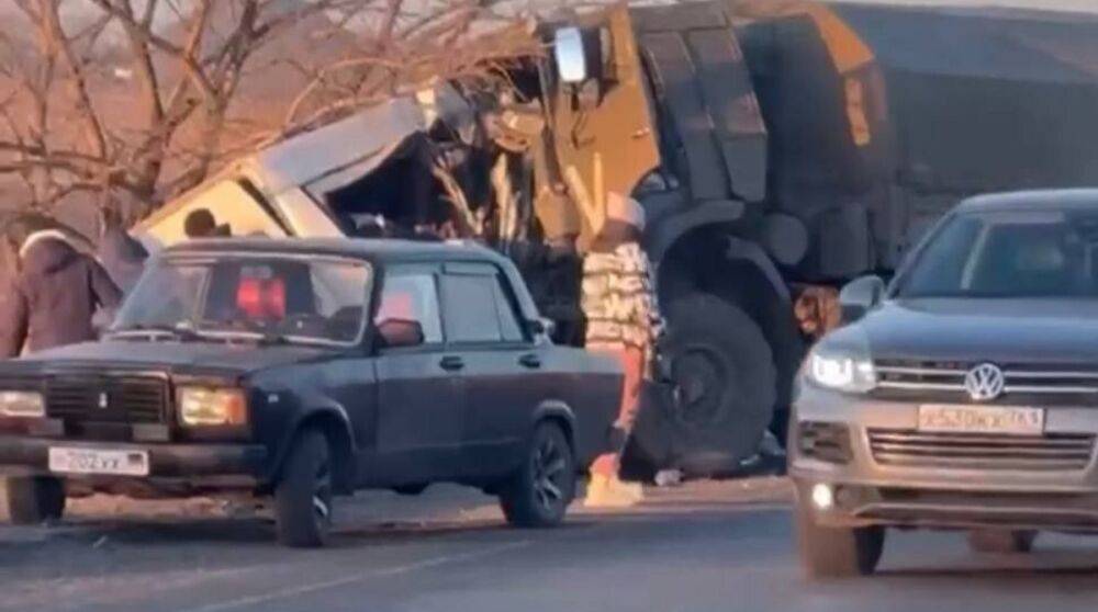 На оккупированном Донбассе российский военный грузовик столкнулся с маршруткой, 16 погибших