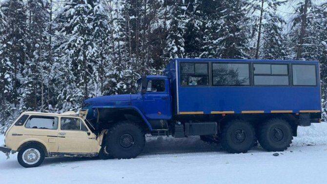 В ДТП с участием "Нивы" и грузовика в Красноярском крае погибли 4 человека