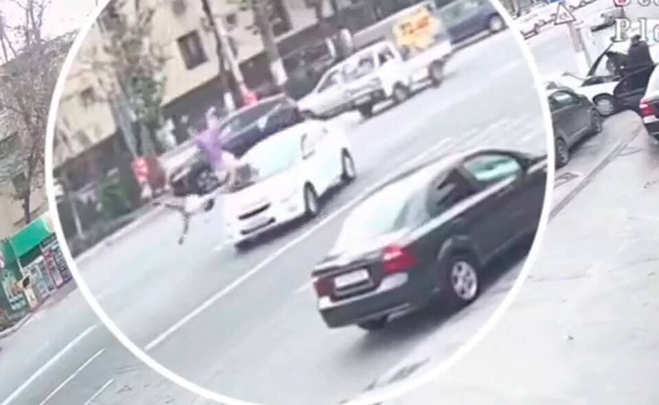В Ташкенте водитель "Кобальта" сбил женщину и ребенка на пешеходном переходе. Видео