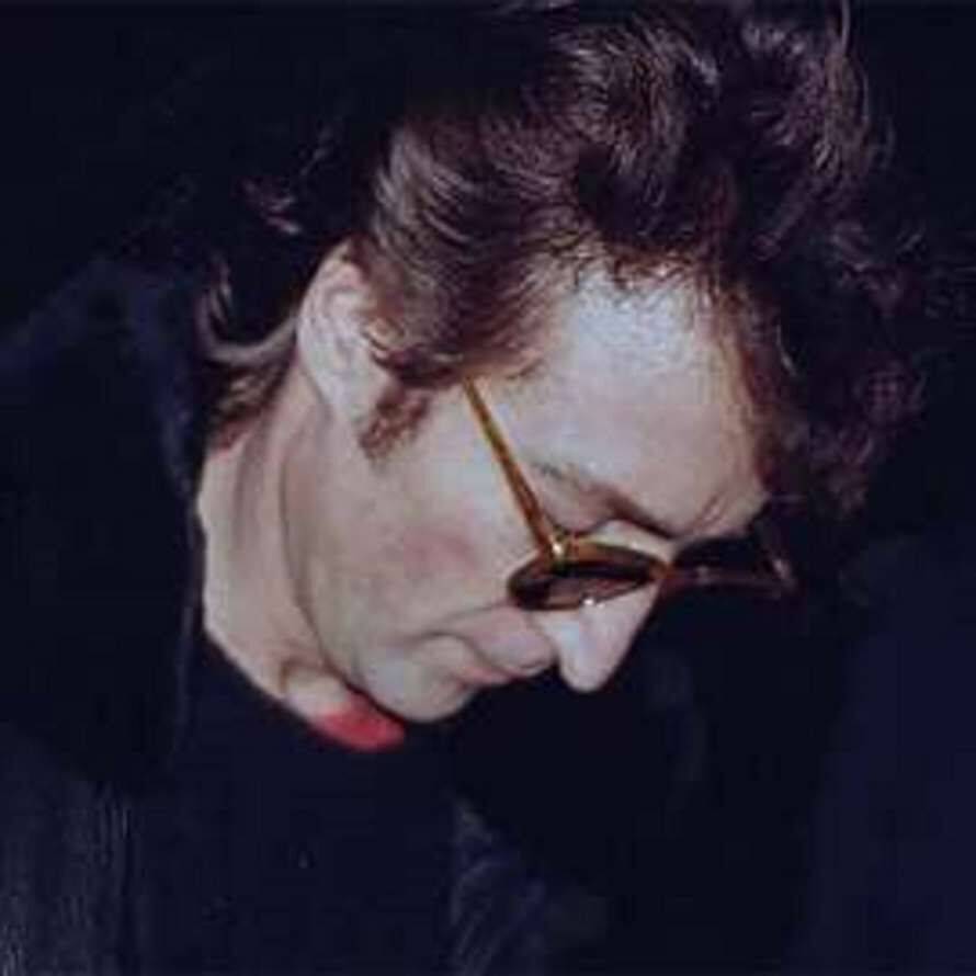 42 роки тому, 8 грудня 1980 року, у під'їзді нью-йоркського будинку було вбито Джона Леннона