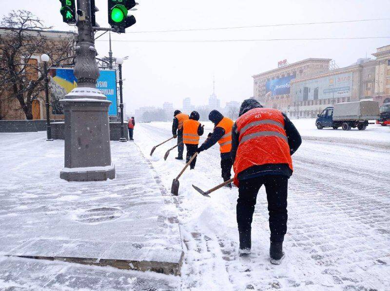 Улицы Харькова от снега расчищают около 2000 коммунальщиков (фото)