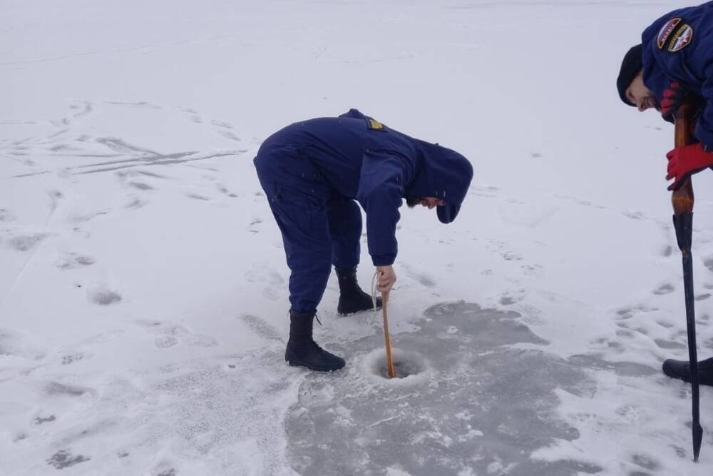 Астраханцев предупреждают, что выход на лед по-прежнему опасен