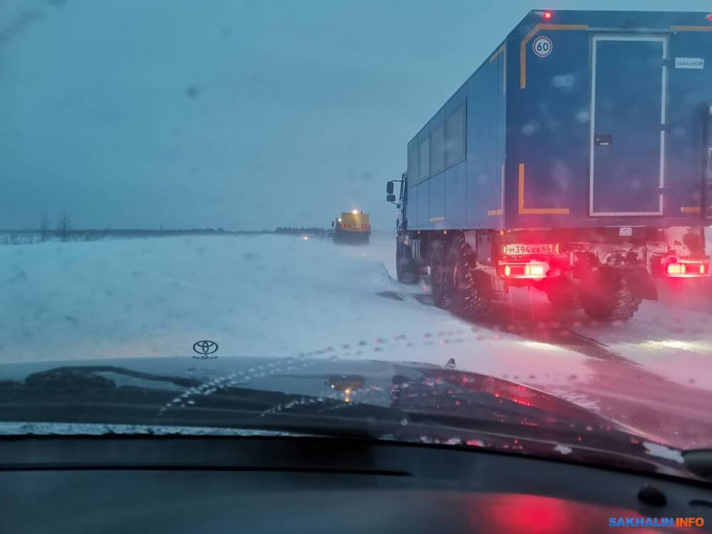 Снежные переметы остановили движение на севере Сахалина