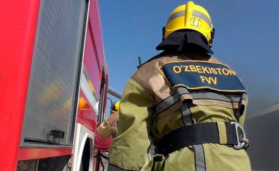В торговом центре в Ферганской области произошел крупный пожар