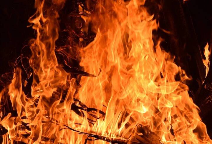 В новостройке в Мурино сгорел цельнометаллический вагончик