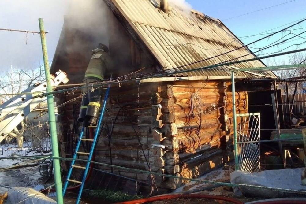 В Ленинском районе Астрахани при пожаре в жилом доме пострадал человек